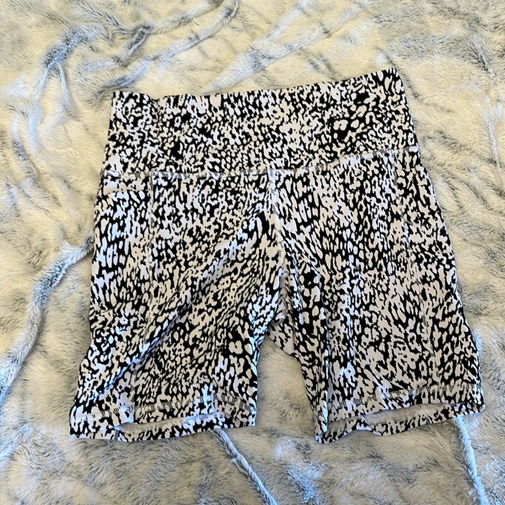 Athleta salutation 7” shorts